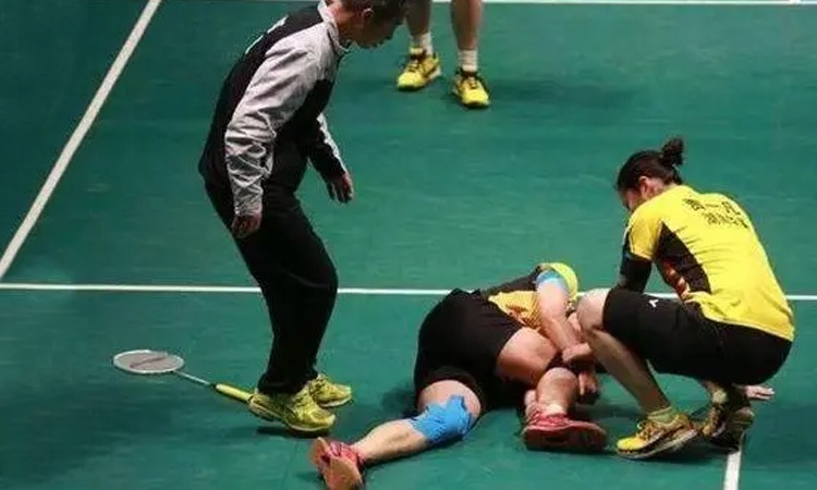 猛兽出没！慢镜回看卡斯尔逆天炸裂单手补扣，头差点平筐